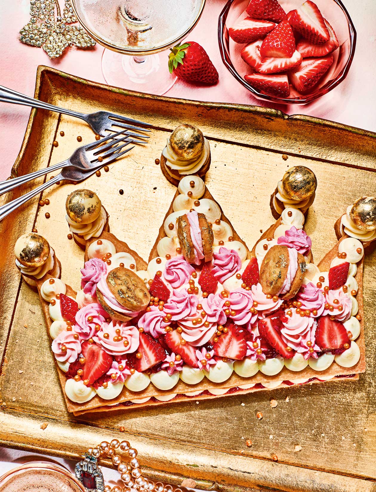 Strawberry crown shortbread cake recipe | Sainsbury`s Magazine