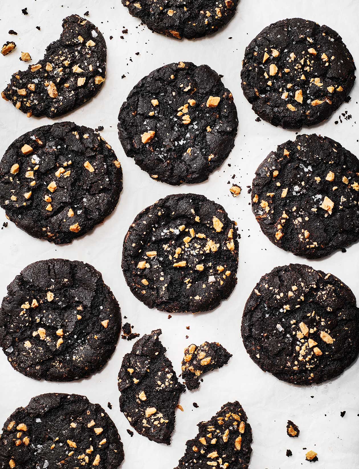 Блэк кук. Black cookies. Печенье. Печенье в белом шоколаде с орехами. God cookie.