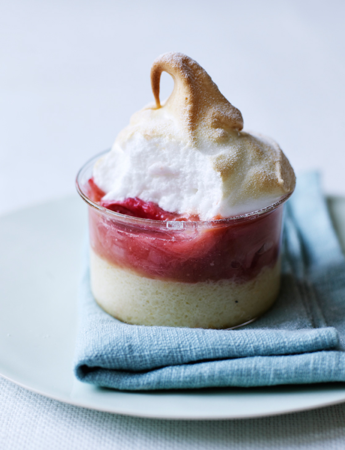/Rhubarb_meringue_puddings_1120x1460.jpg