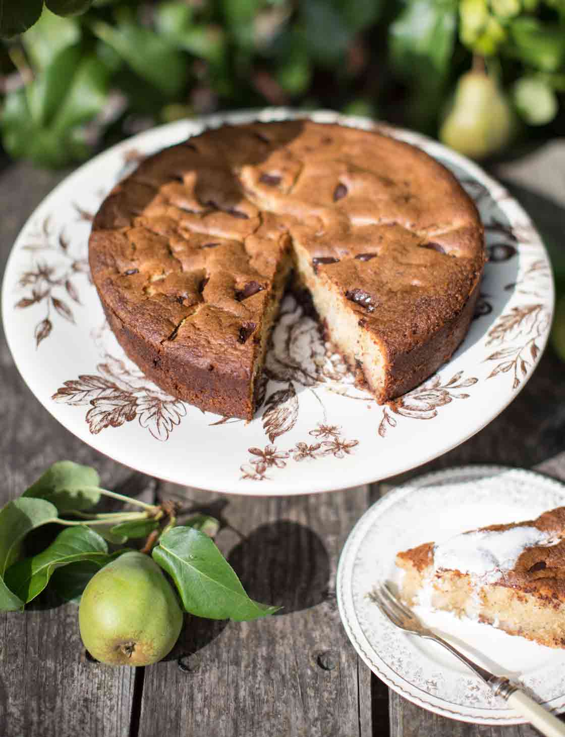 Glutenfree almond, pear, cardamom and chocolate cake