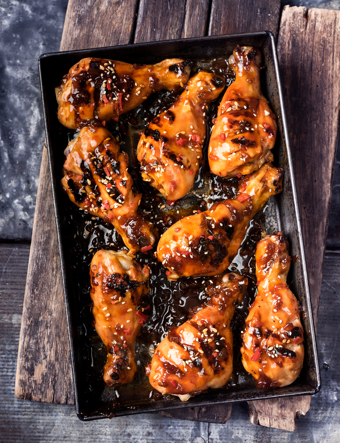 Barbecued chicken drumsticks with ginger barbecue sauce 