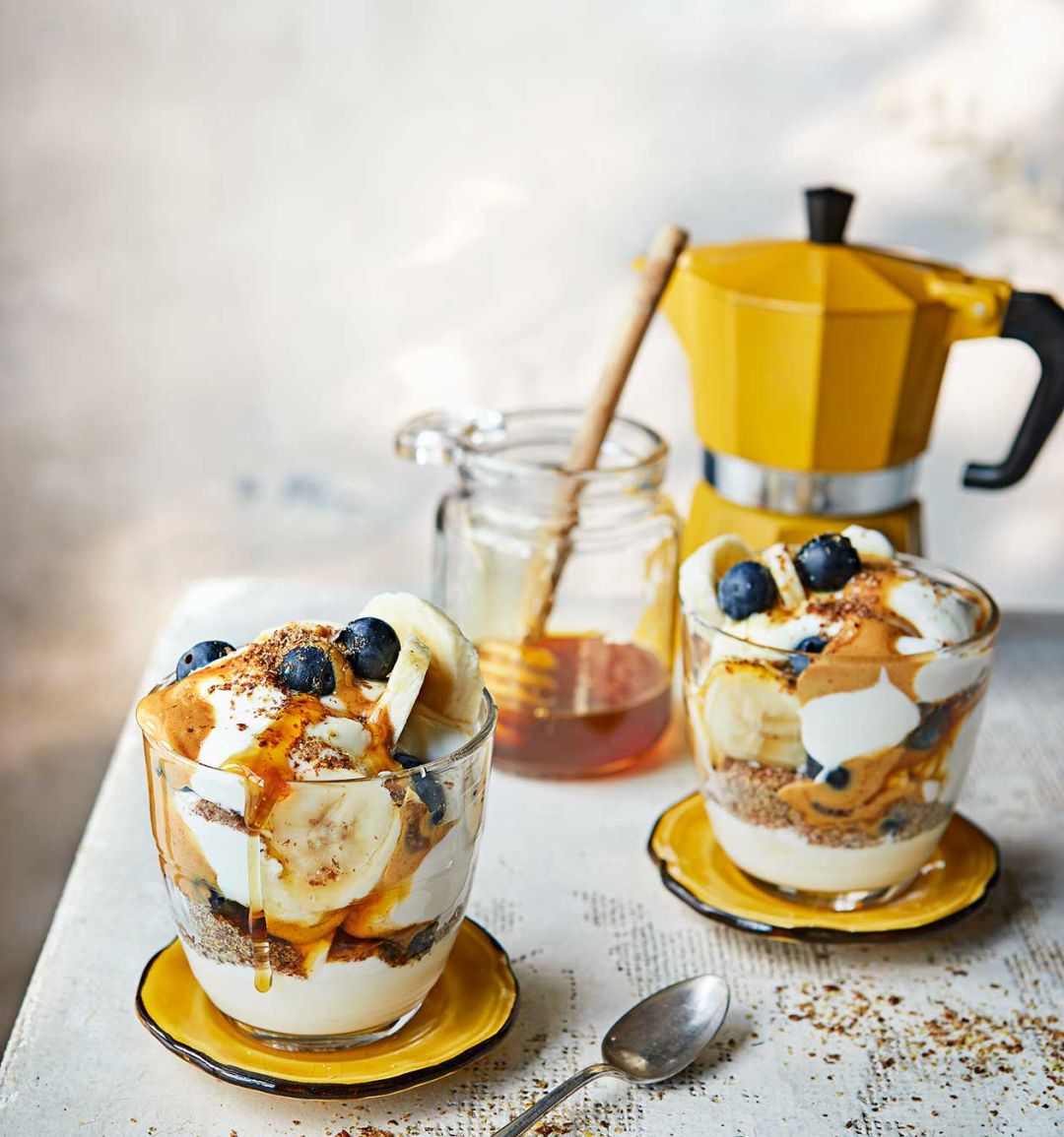 Blueberry and banana breakfast yogurt pots