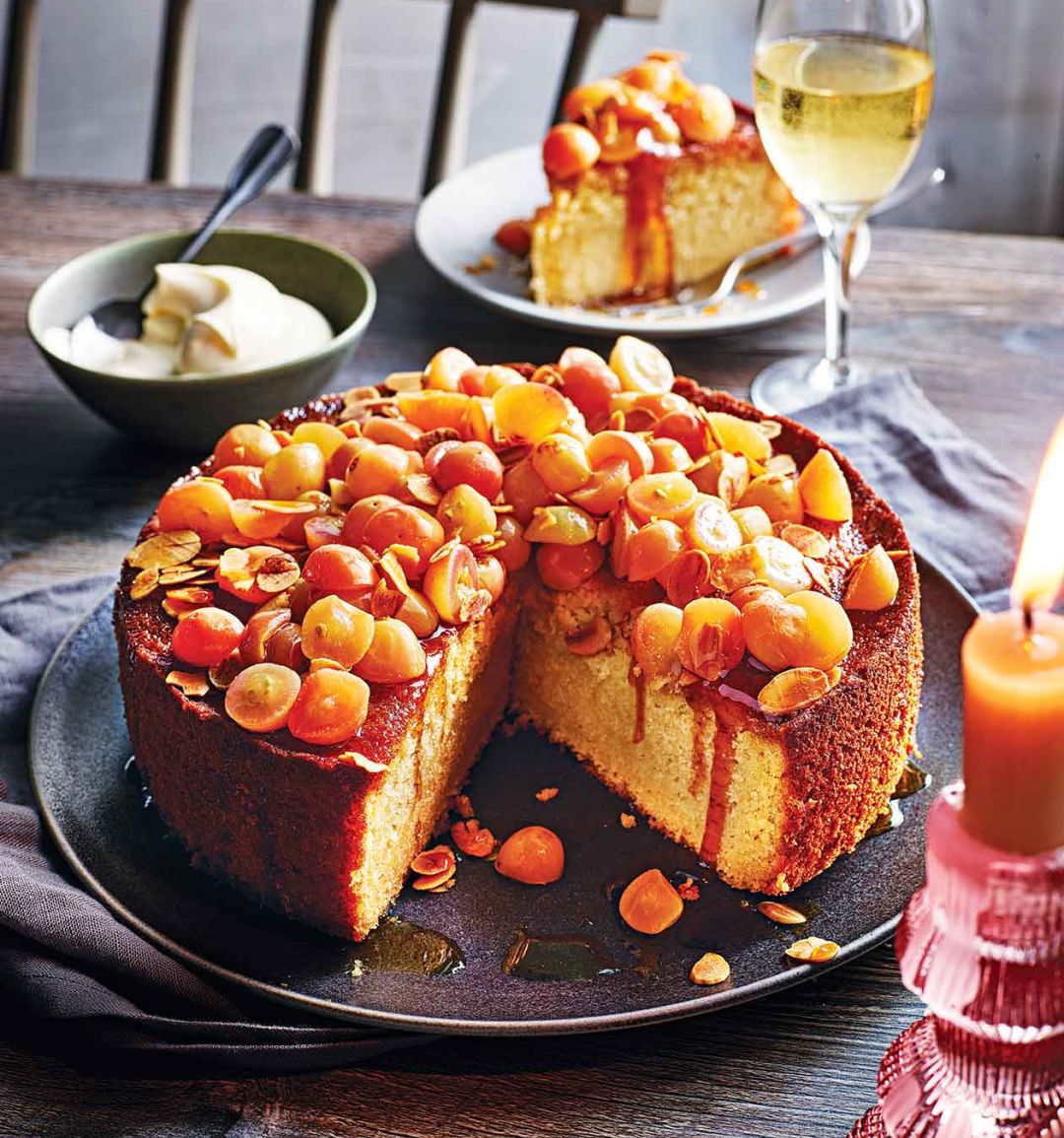 Grape and almond sweet wine cake