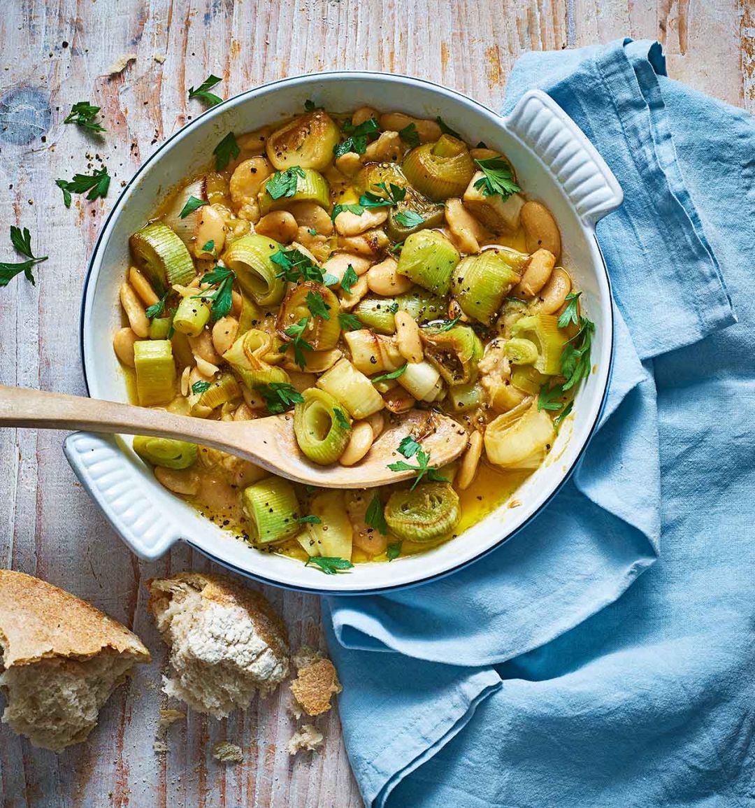 Caramelised leeks with butter beans