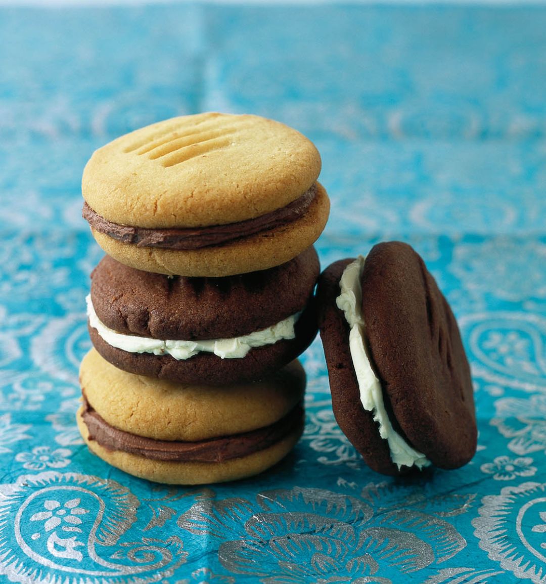 Chocolate and vanilla biscuit sandwiches