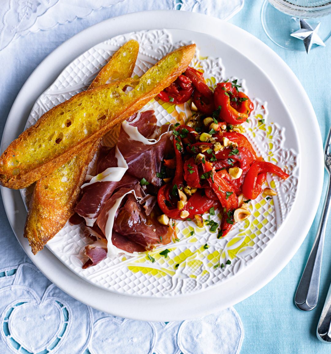 Ibérico ham with peppers, hazelnuts and parsley