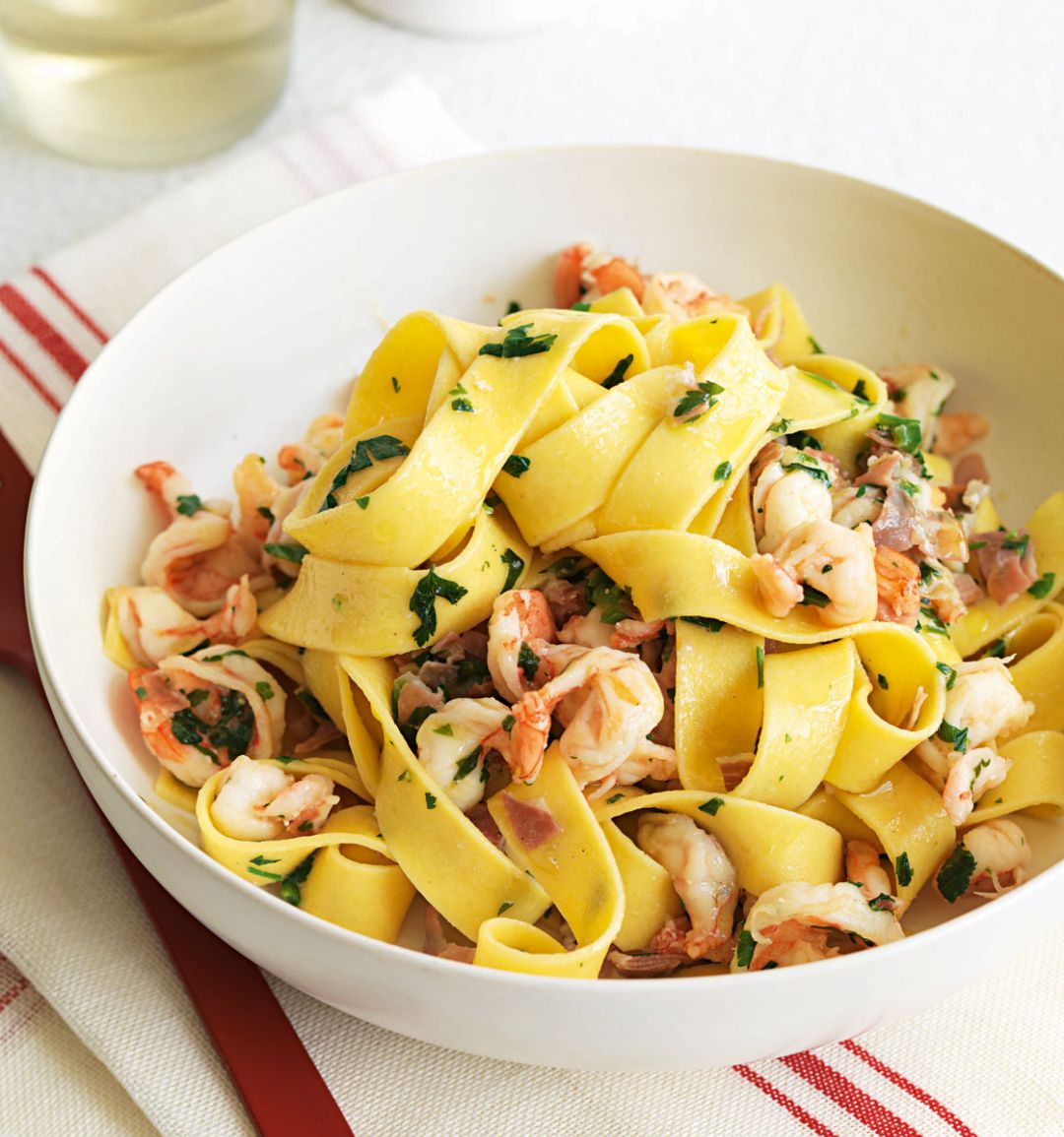 Tagliatelle with prawns, Parma ham and parsley 