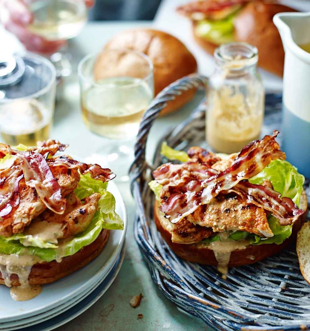 Barbecued chicken in brioche buns 