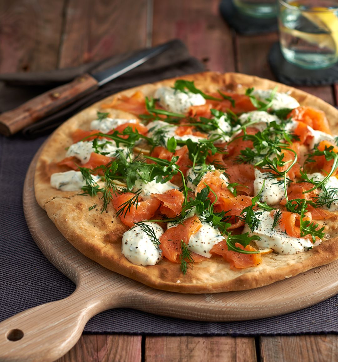 Smoked salmon and crème fraîche pizza