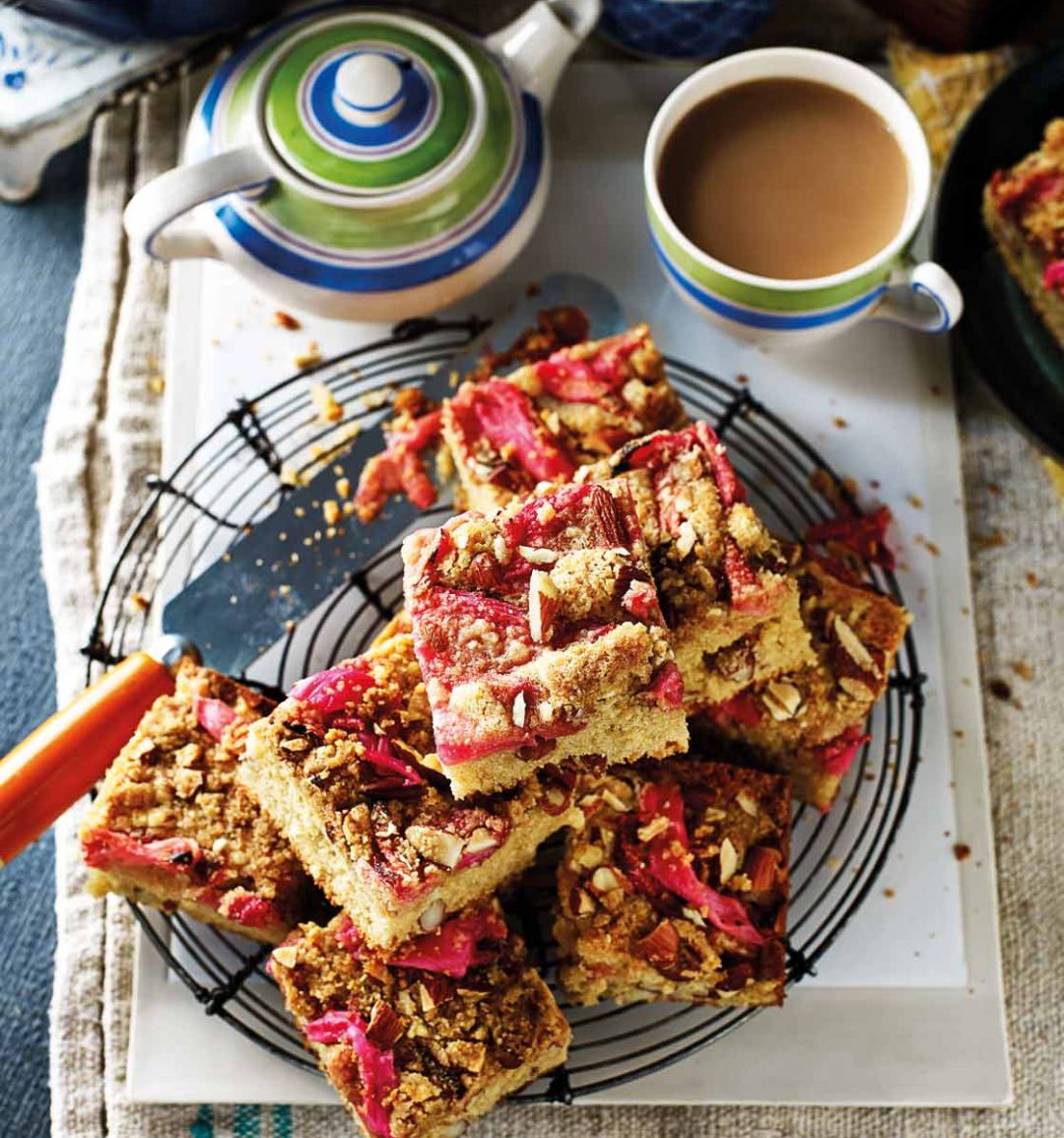 Rhubarb almond crumble traybake 