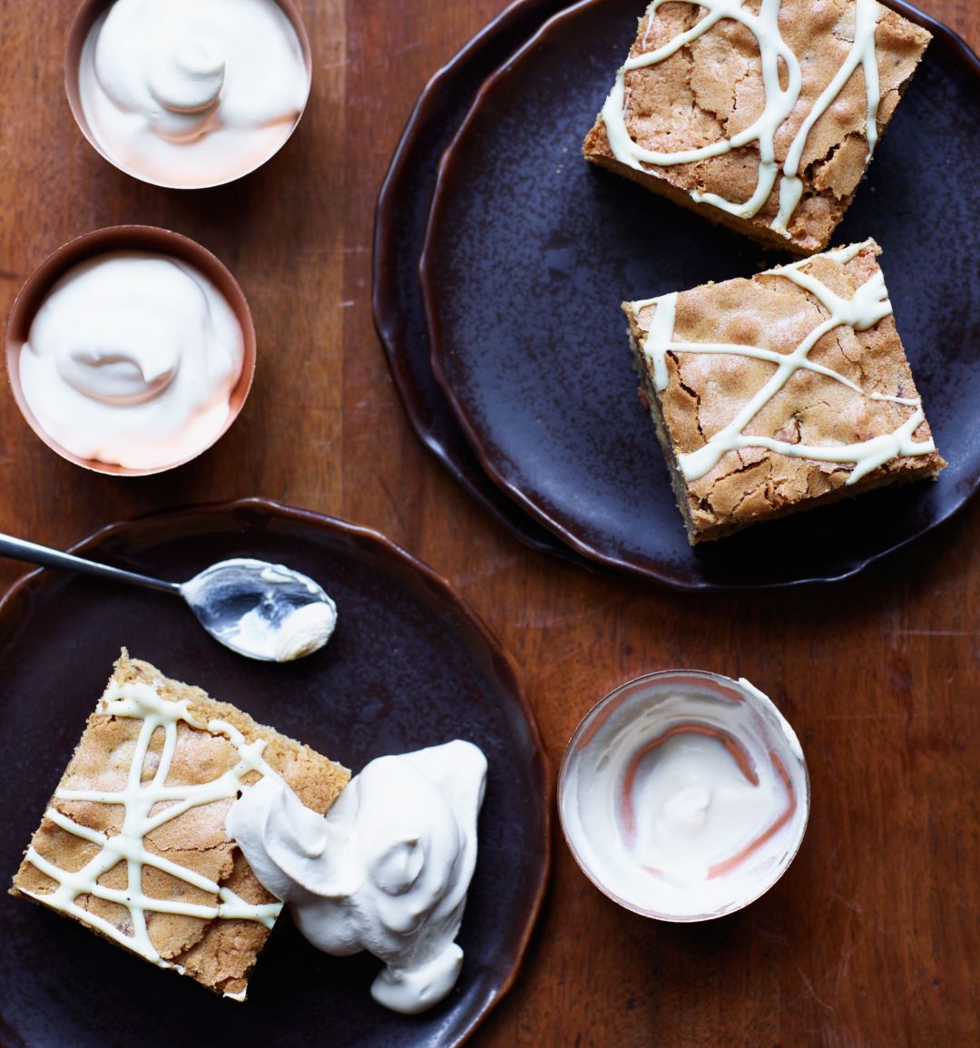 Blondie cappuccino squares with coffee cream