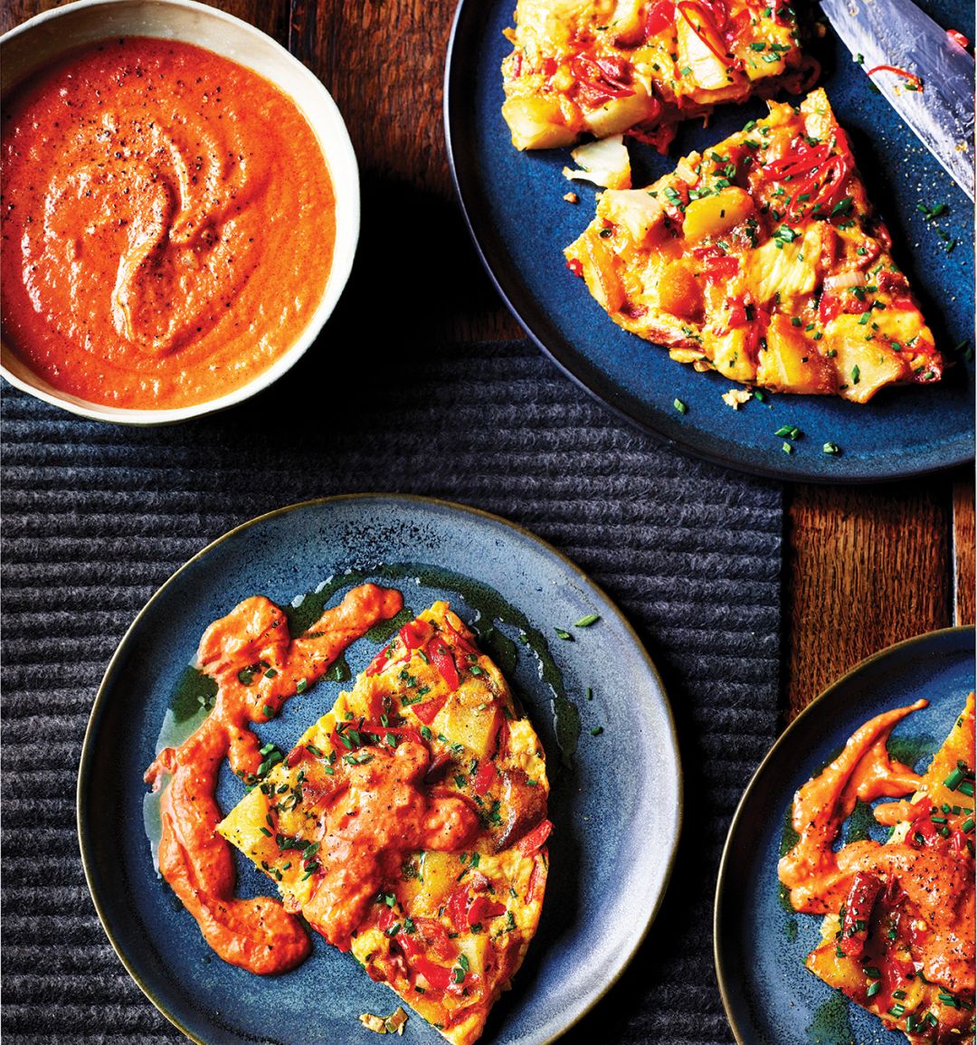 Spanish omelette with tomato sauce