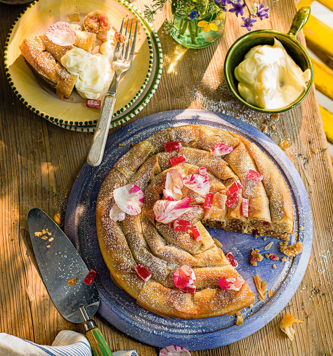 Almond and strawberry m'hencha