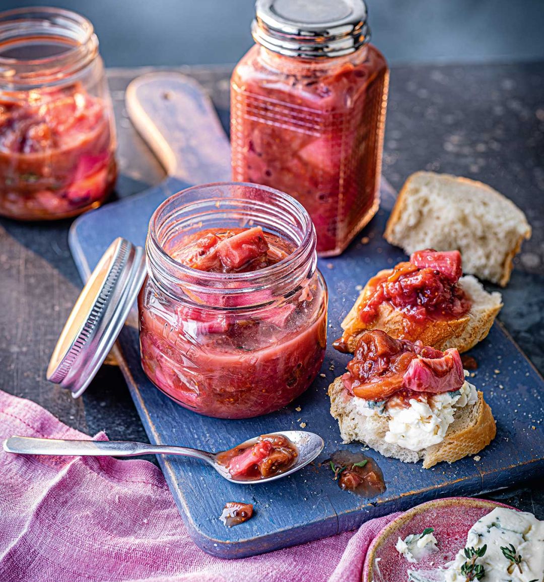 Rhubarb and fig chutney 