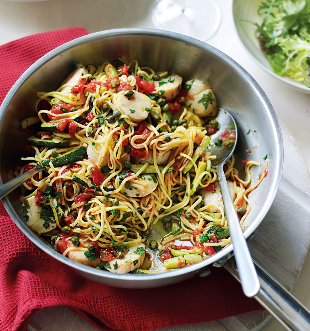 Taglierini with scallops, courgettes, tomatoes and capers 