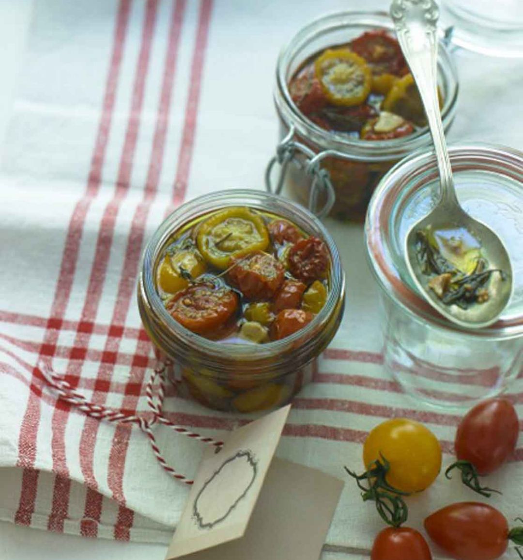 Oven-dried tomatoes in garlic & herb oil