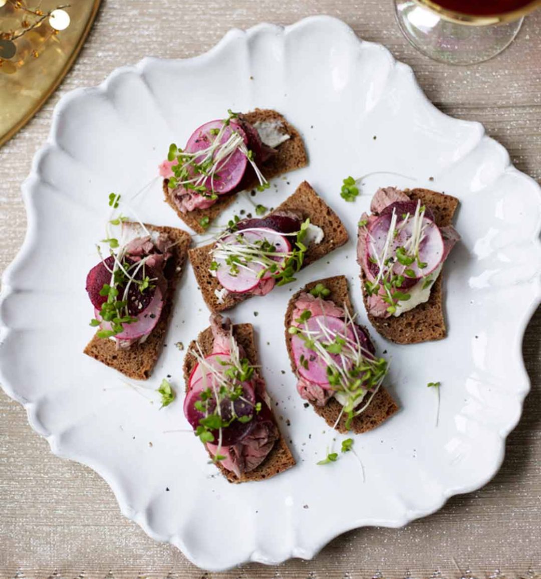 Crispy rye toasts with rare roast beef, beetroot and radish