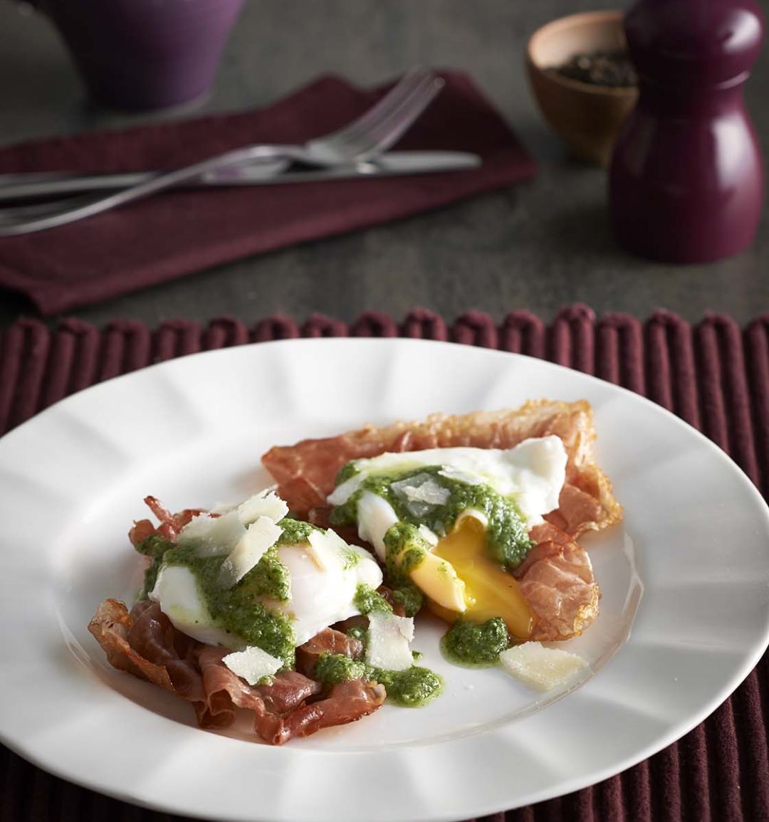 Poached eggs with crispy Parma ham and pesto