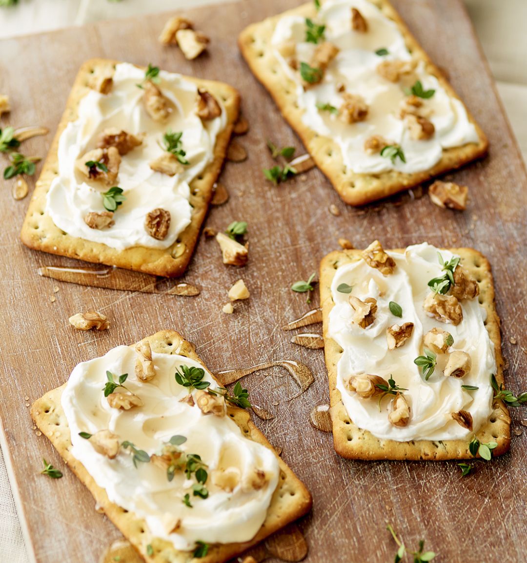 Chive crispbreads with goats' cheese, walnut and honey toppping