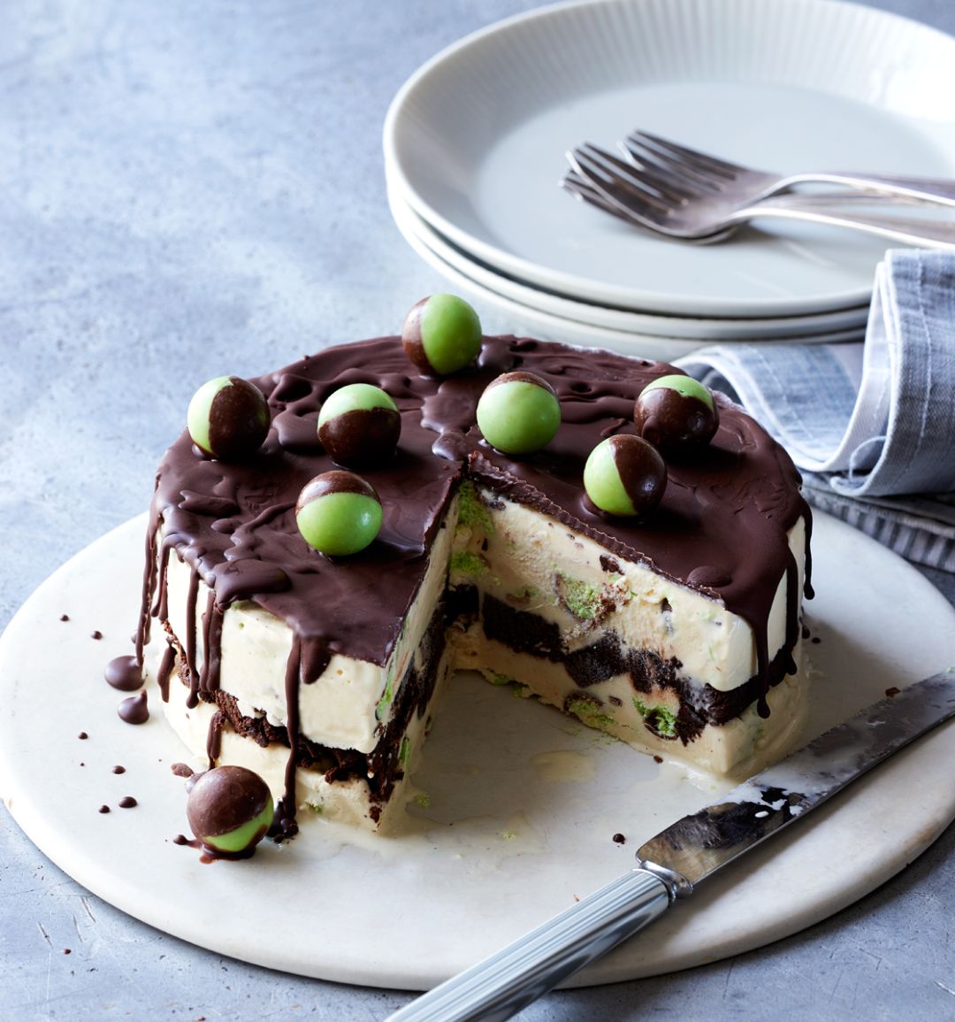 Mint drizzle ice cream cake with brownie layers