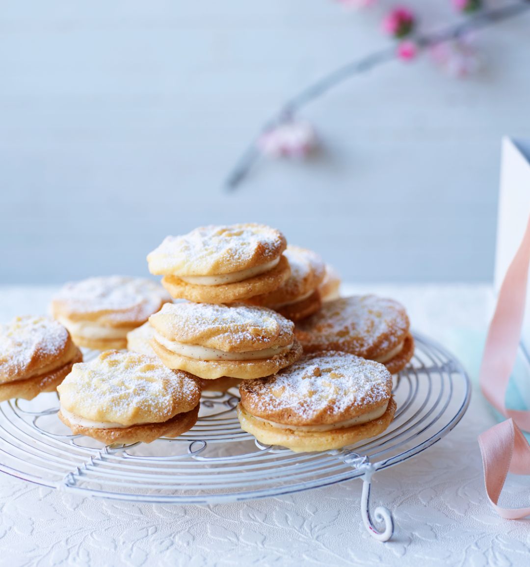 Viennese whirls with vanilla bean buttercream