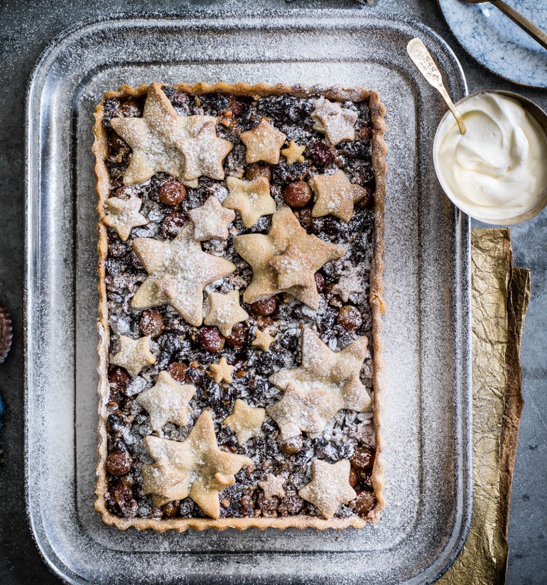 Mince pie shortbread tart with vanilla cream