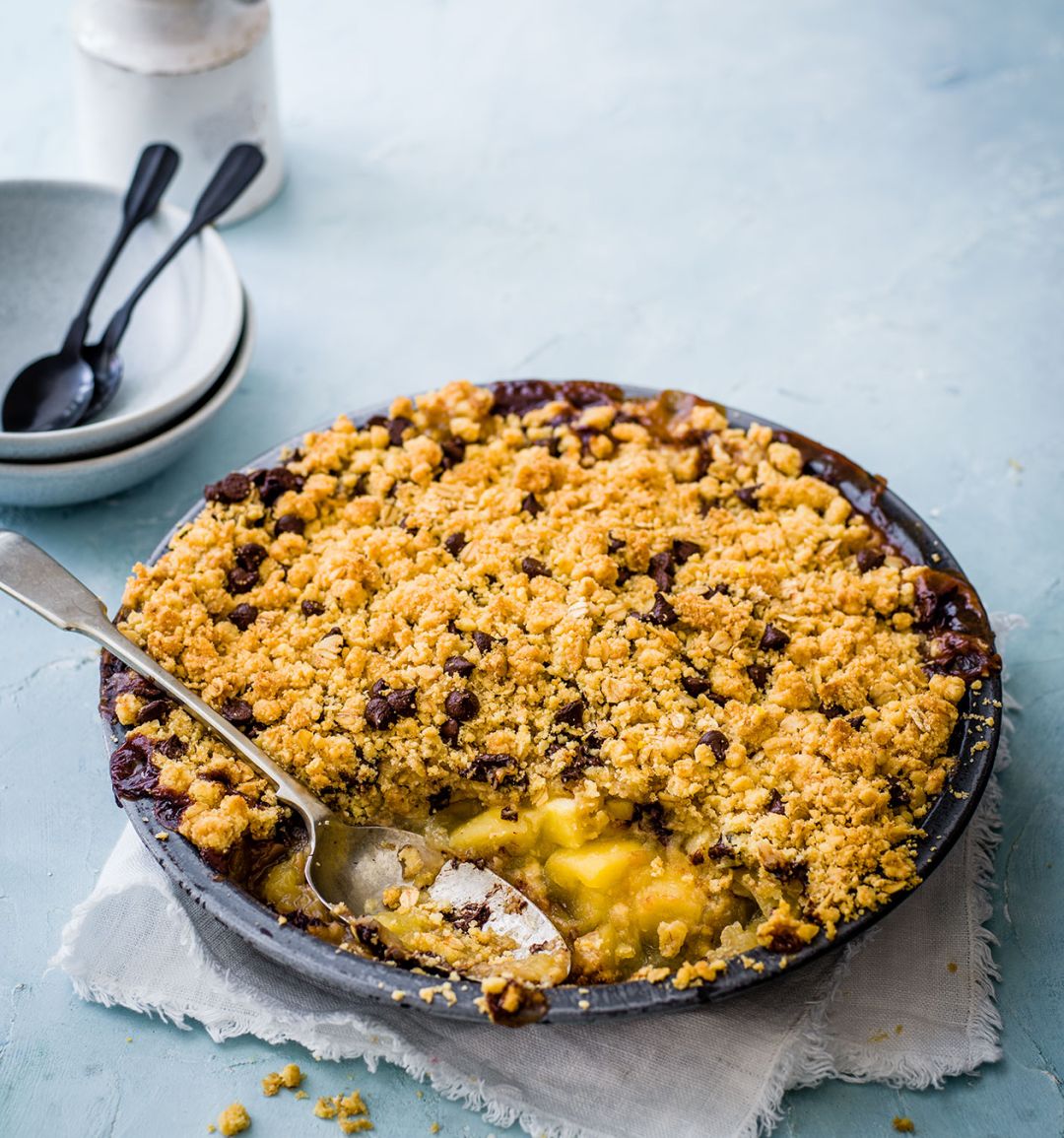 Apple and chocolate cookie crumble