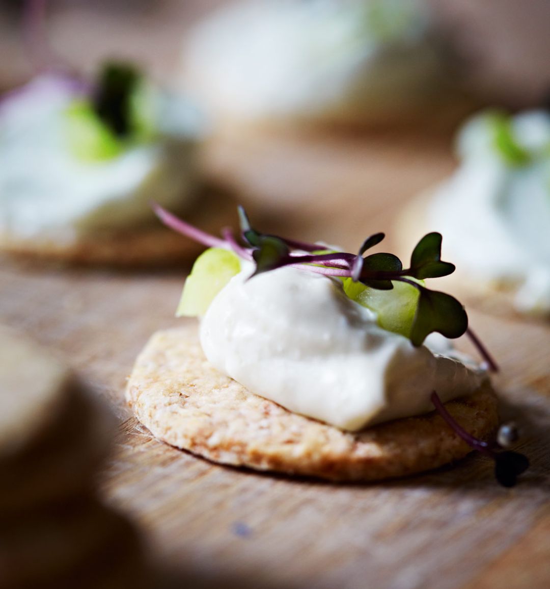 Oaty biscuits with creamy blue cheese