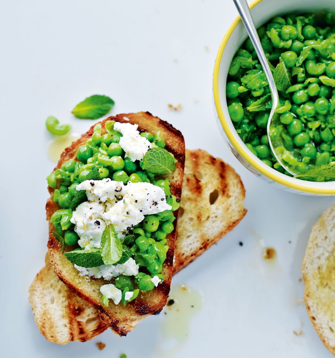Pea, goats’ cheese and mint bruschetta 