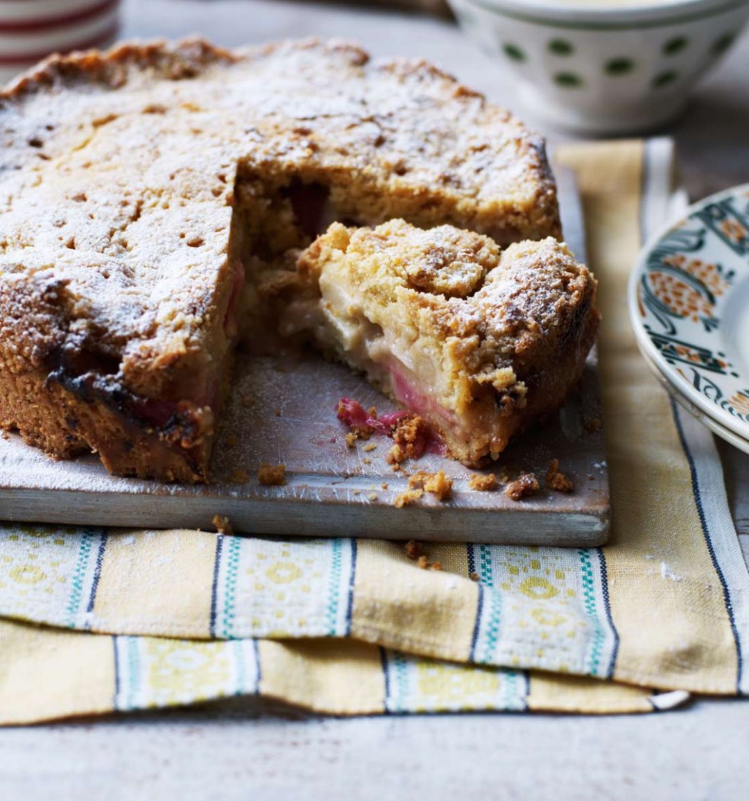 Deep rhubarb streusel cake