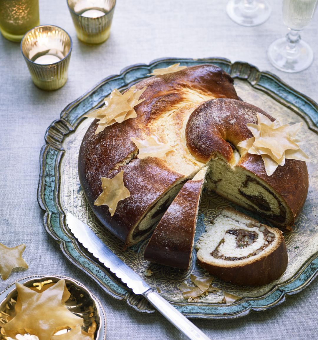 Imperial-style sweet golden bread 