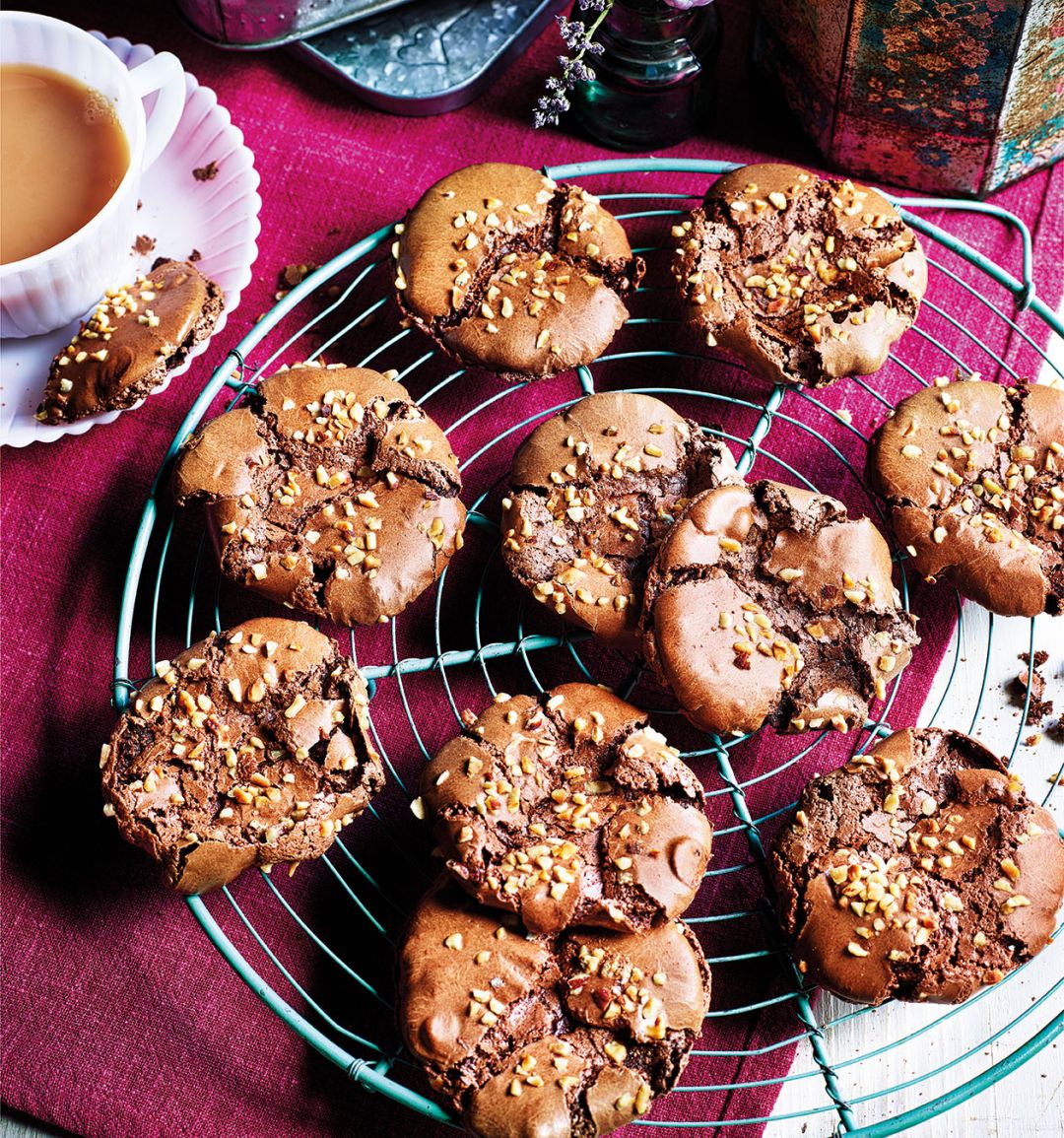 Chocolate-hazelnut ‘meringue’ cookies 