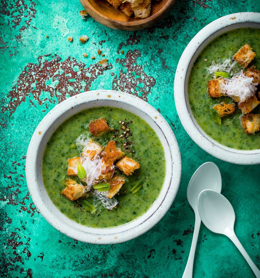 Leftover lettuce soup with croutons 