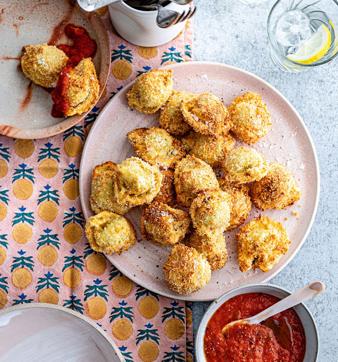 Crispy pasta dippers with tomato sauce