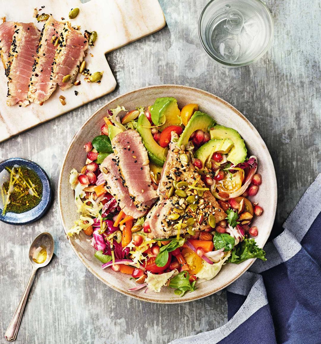 Spice-crusted tuna with polyphenol-rich salad