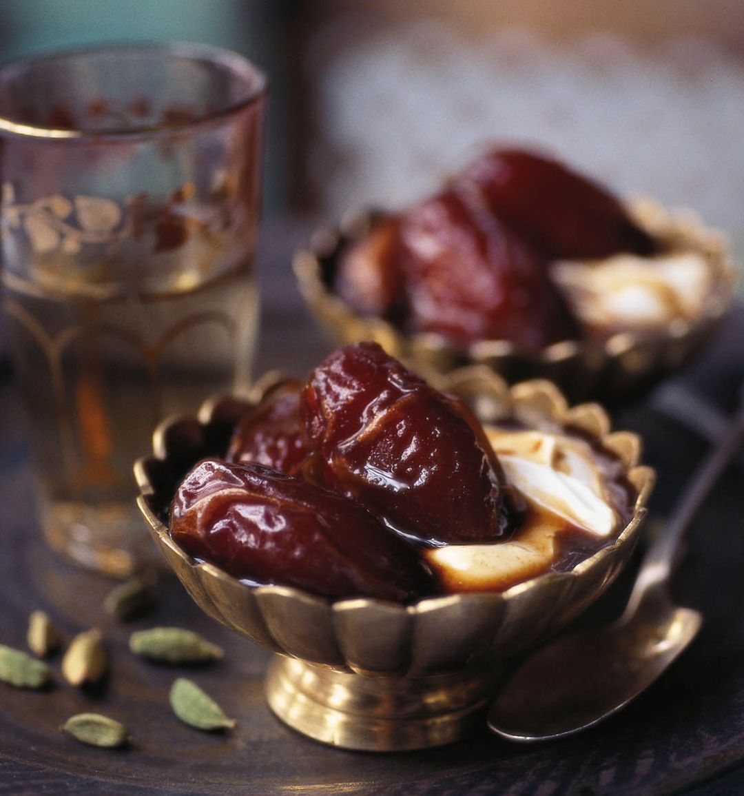 Dates with coffee and cardamom