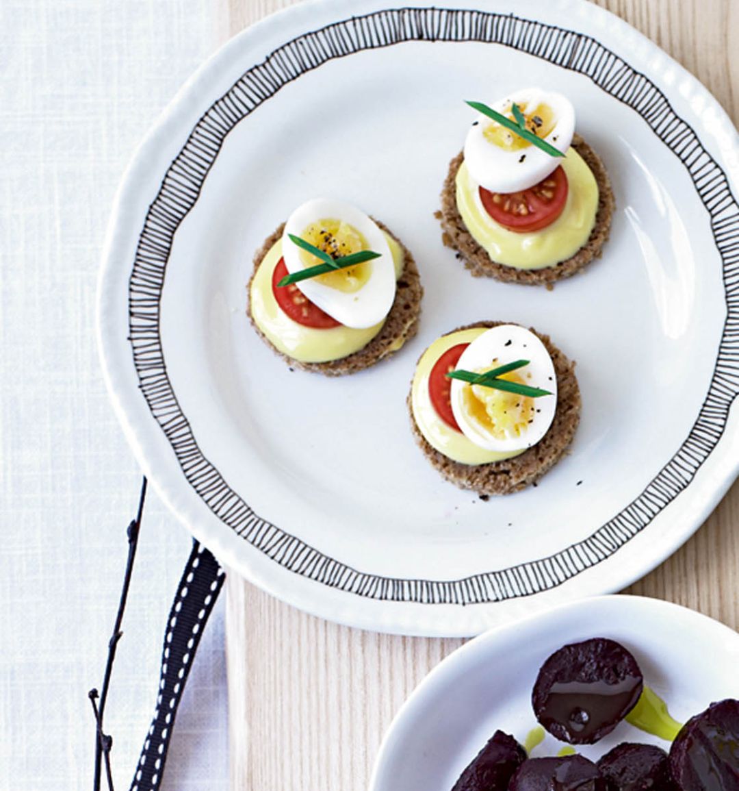 Quails’ eggs on rye