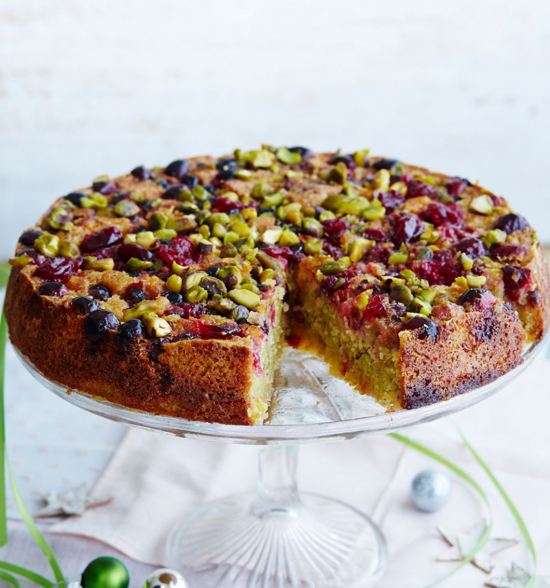 Pistachio and almond cake with cranberries