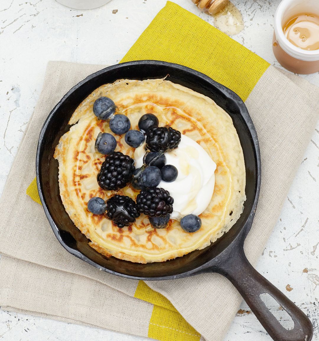Spelt pancakes with honey and berries 