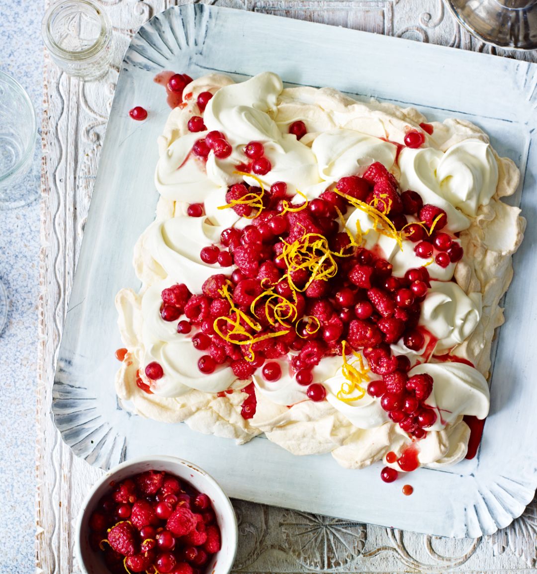 Soft meringue with redcurrants and raspberries