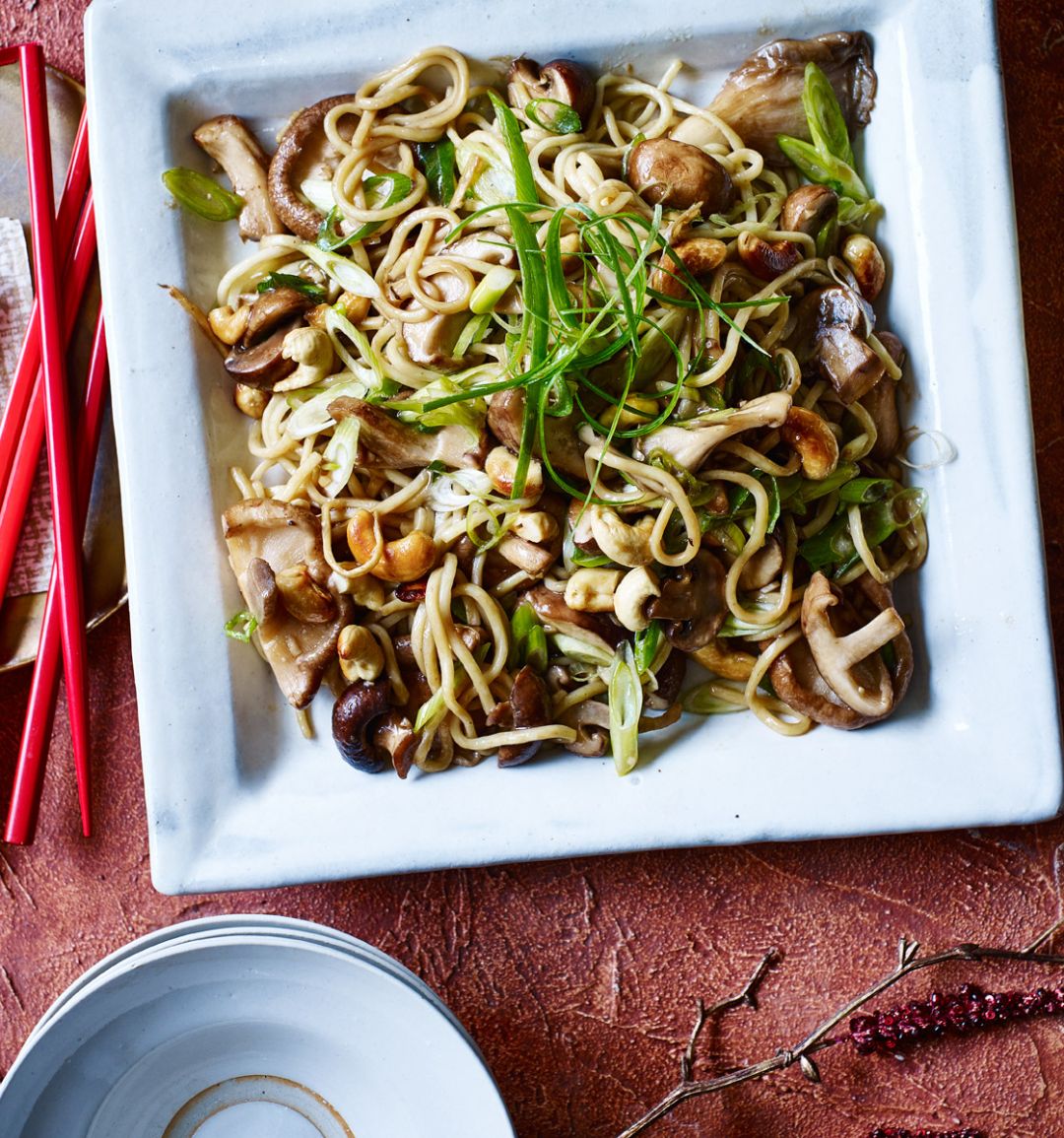 Mushroom and cashew stir-fried noodles 