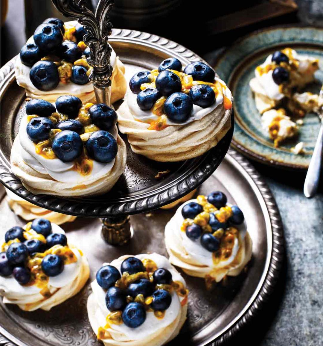 Maple meringues with coconut & berries