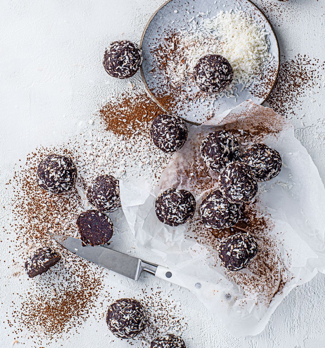 Vegan cacao brownie energy bites
