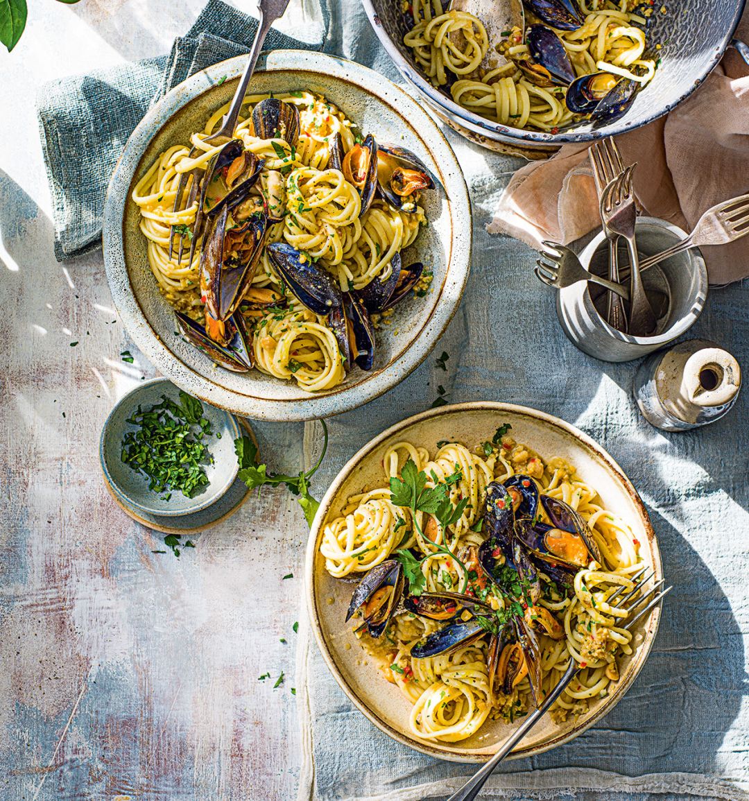Linguine with mussels and chickpeas