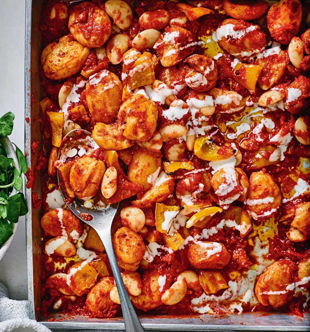 Patatas bravas traybake