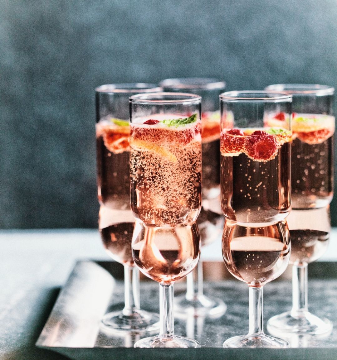 Rosé, raspberry and mint fizz