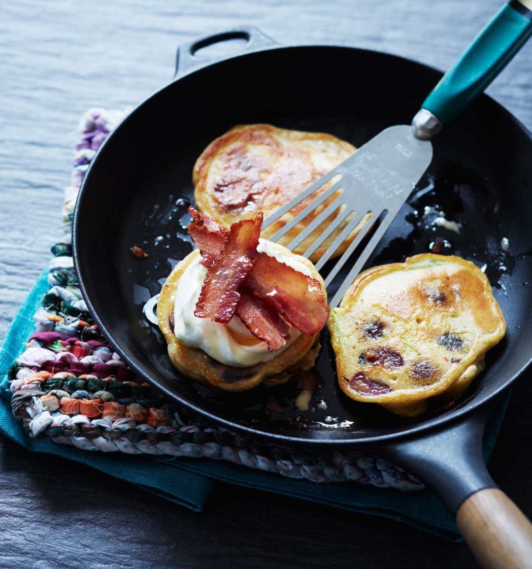 Cherry pancakes with crispy bacon 