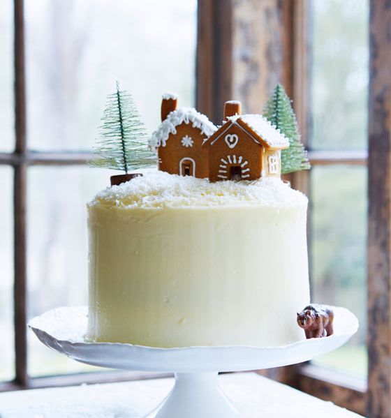 Gingerbread layer cake with maple icing 