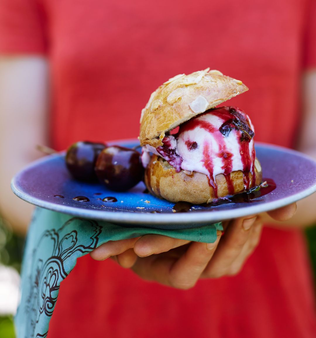Orange, cardamom and almond brioche buns