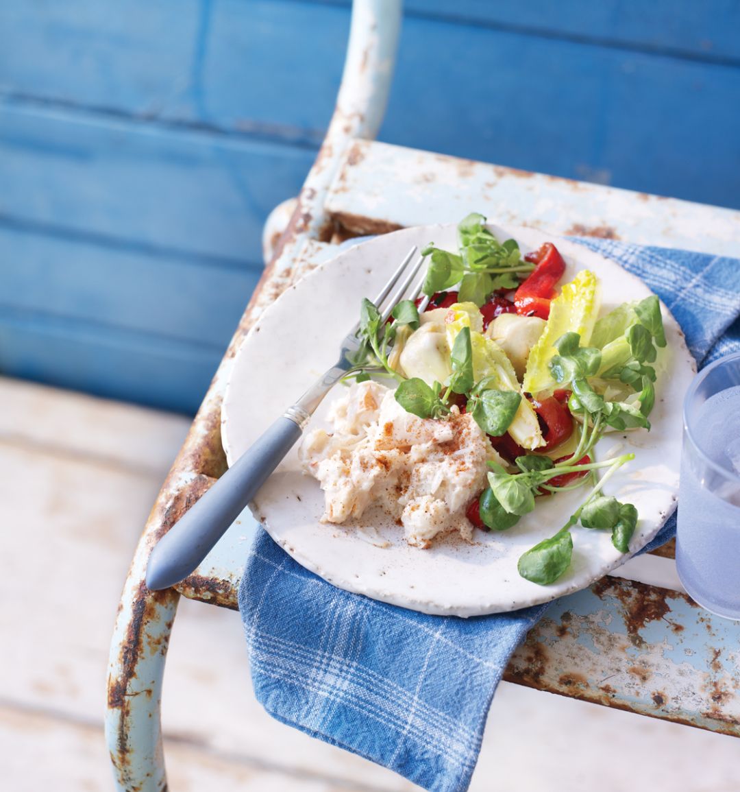 Crab mayonnaise with artichoke hearts and romaine leaves